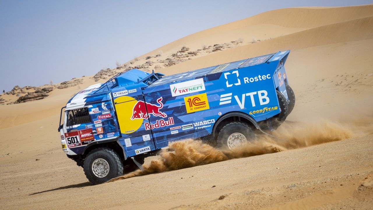 Victoria de Nasser Al-Attiyah en una octava etapa en clave 'Big Three'