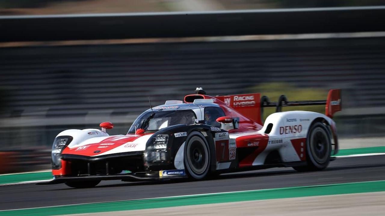 El equipo Toyota Gazoo Racing presume del nuevo Toyota GR010 Hybrid