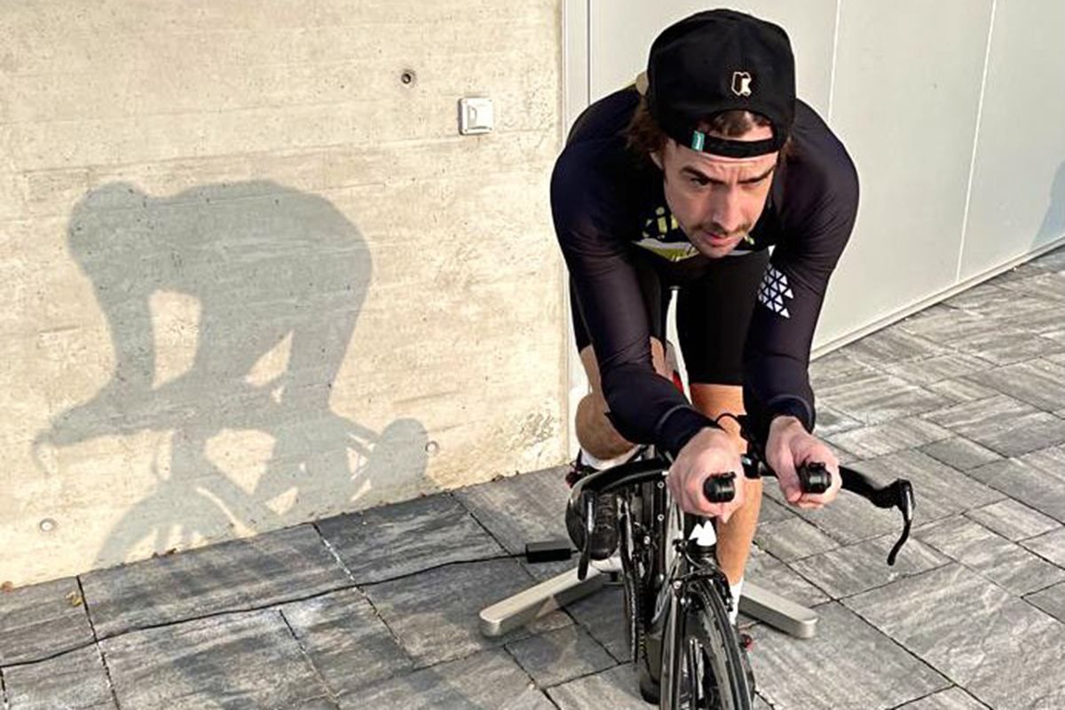 Fernando Alonso avanza en su recuperación: ya hace equilibrio y bicicleta en rodillo