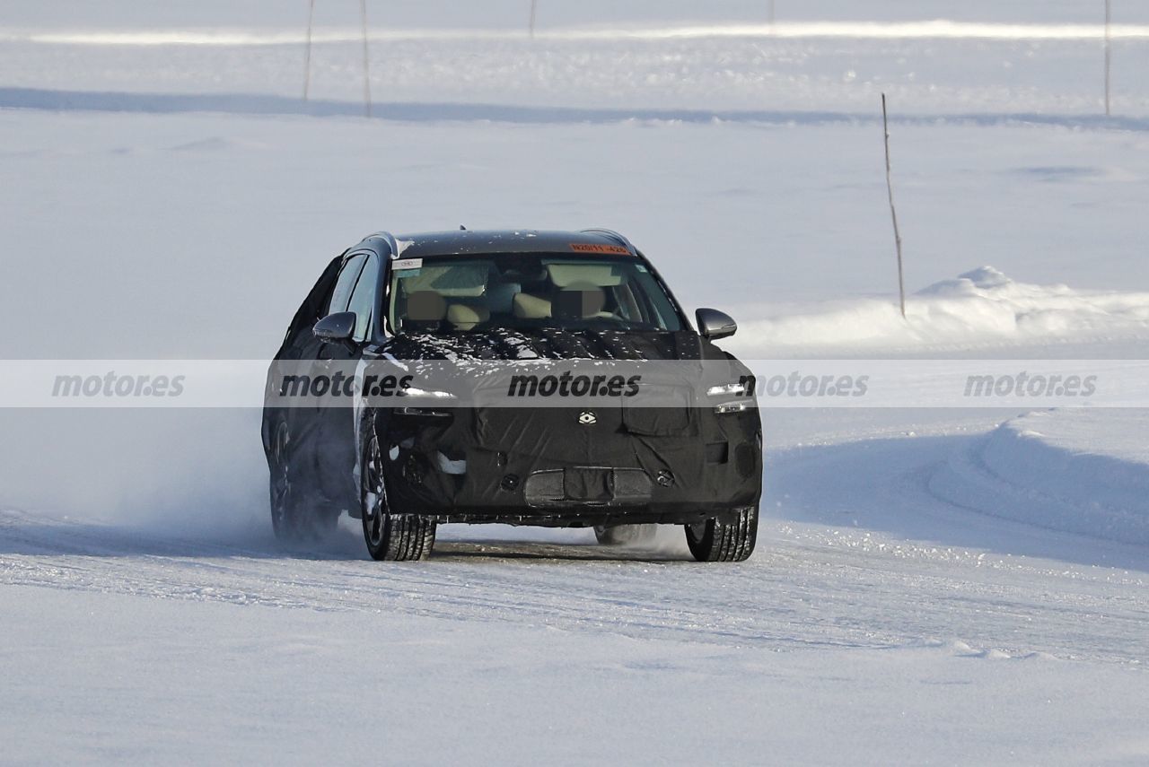 Cazan al Genesis eGV70 2022 en las pruebas de invierno, el rival coreano del BMW iX3