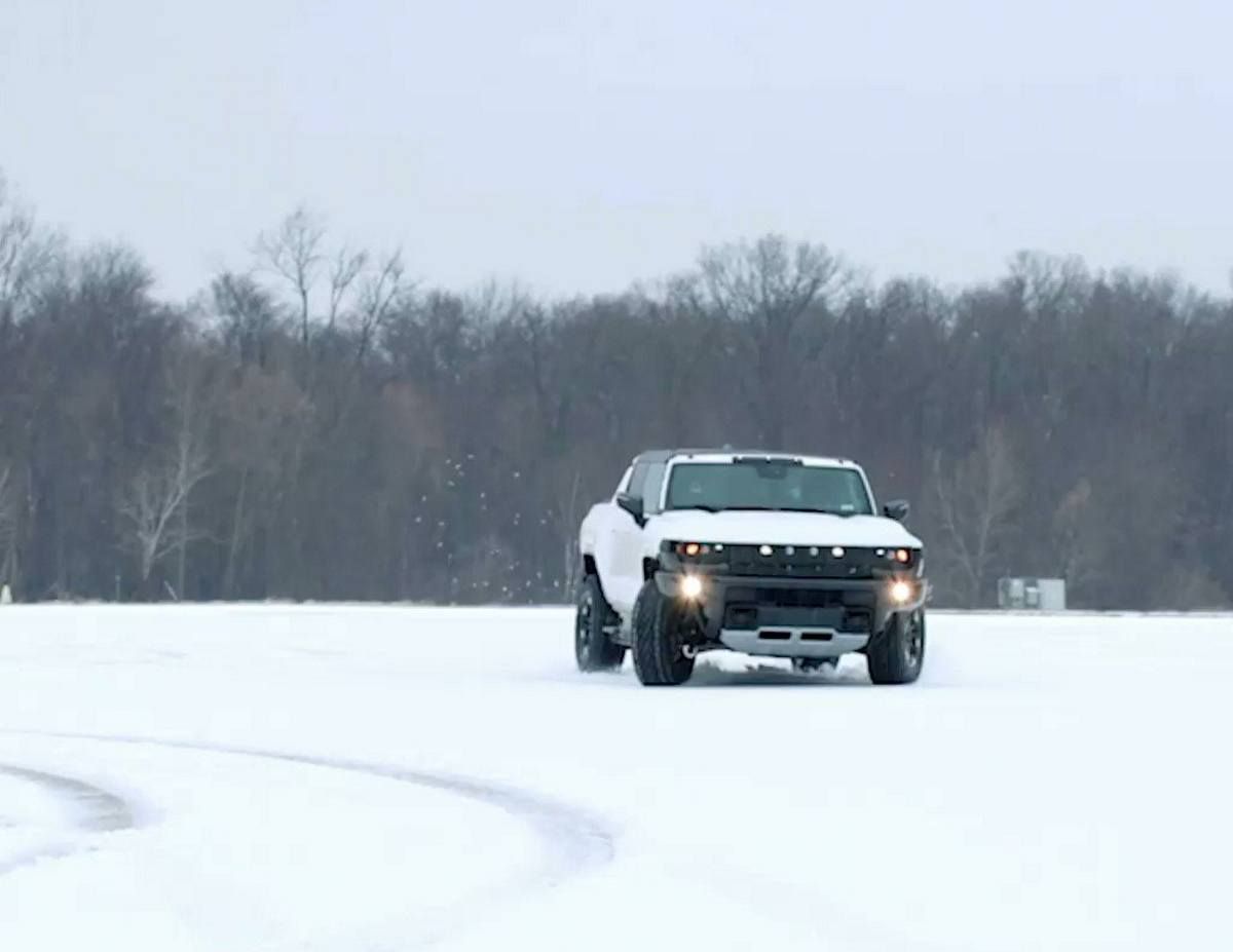 El GMC Hummer EV demuestra de lo que es capaz sobre la nieve [vídeo]