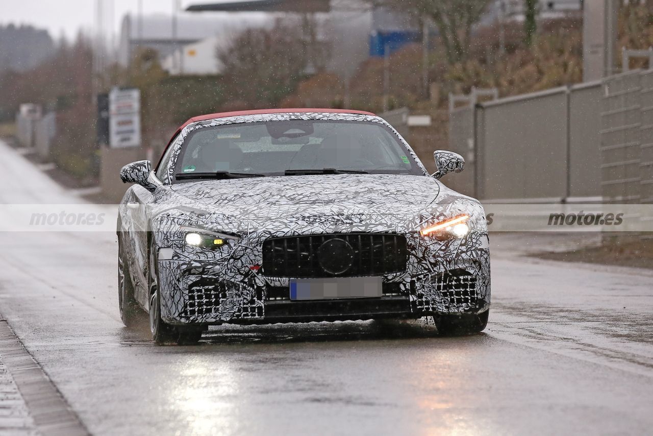 El nuevo Mercedes-AMG SL 2022 se deja ver en fotos espía con un sugerente techo rojo