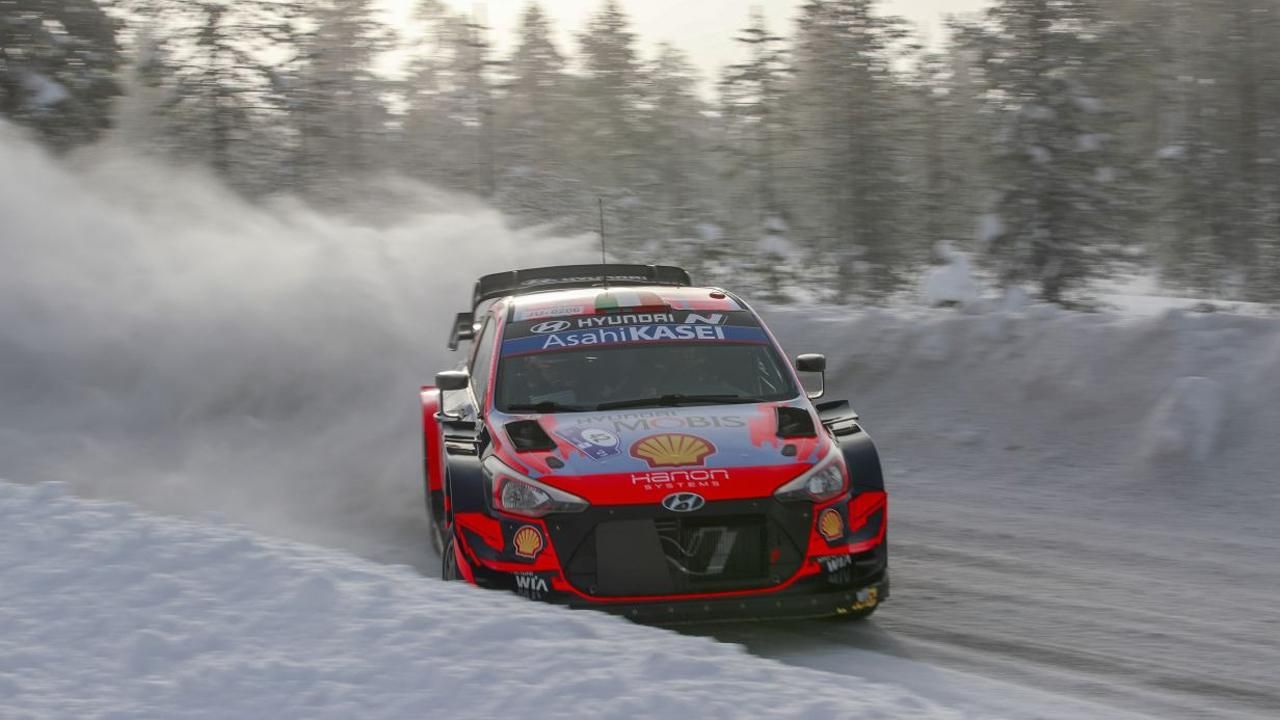 Ott Tänak baila en el hielo del Arctic Rally para empezar de líder