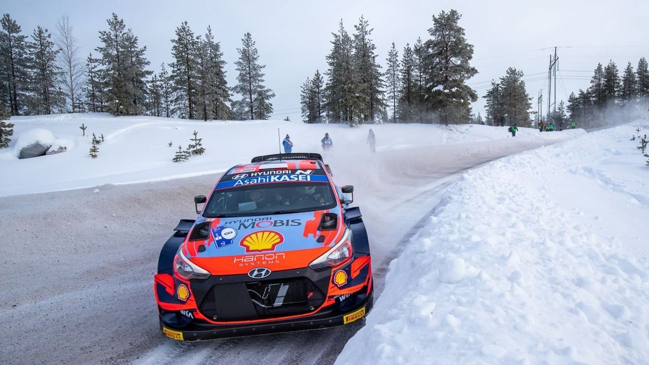 Ott Tänak baila en el hielo del Arctic Rally para empezar de líder