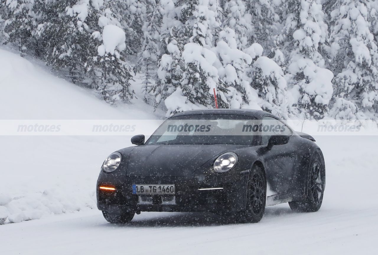 El futuro Porsche 911 Dakar posa en fotos espía sobre la nieve de Laponia