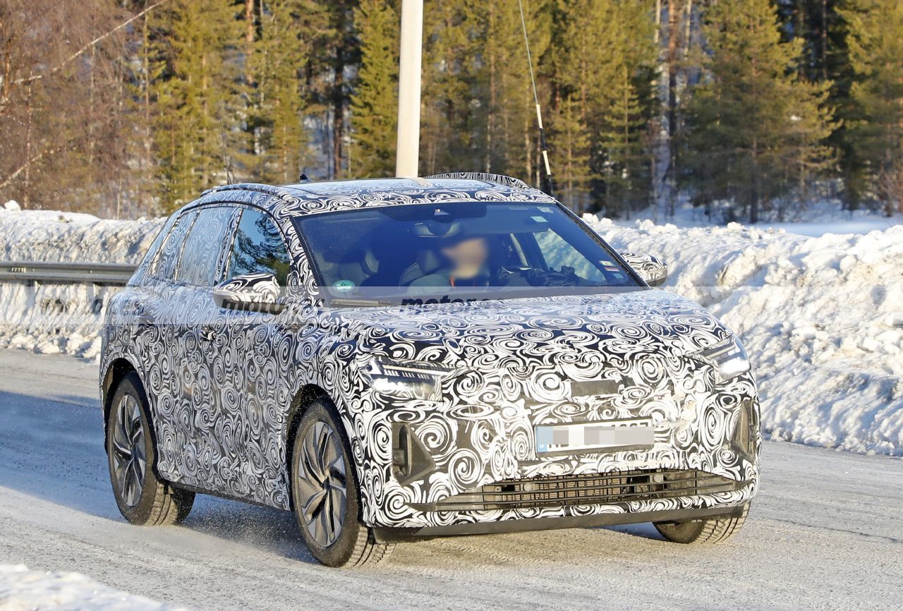 Los Audi Q4 e-tron, y Q4 Sportback e-tron, muestran su interior en nuevas fotos espía