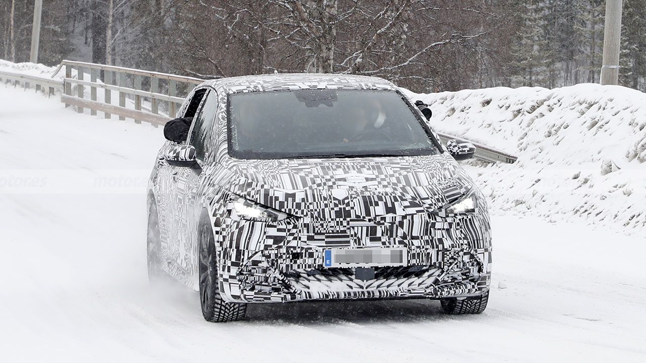 El CUPRA Born, un compacto eléctrico, se enfrenta a la nieve en el norte de Europa