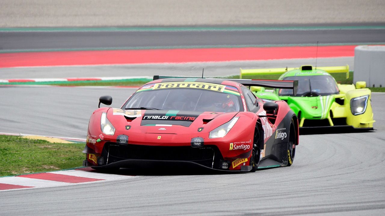 Equipos y pilotos del GT World Challenge Europe ruedan en Barcelona