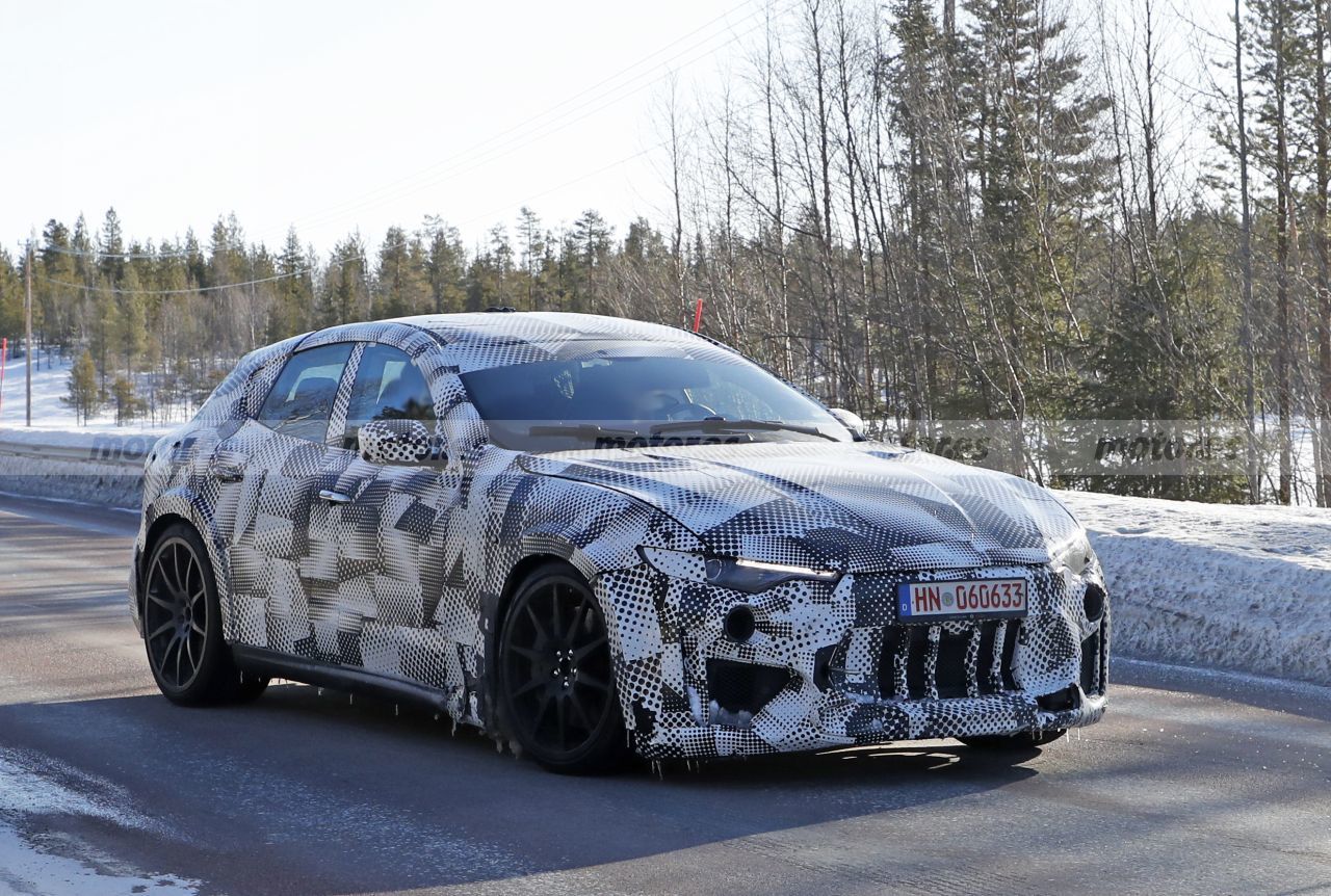 Las mulas del SUV de Ferrari son puestas a prueba en la nieve