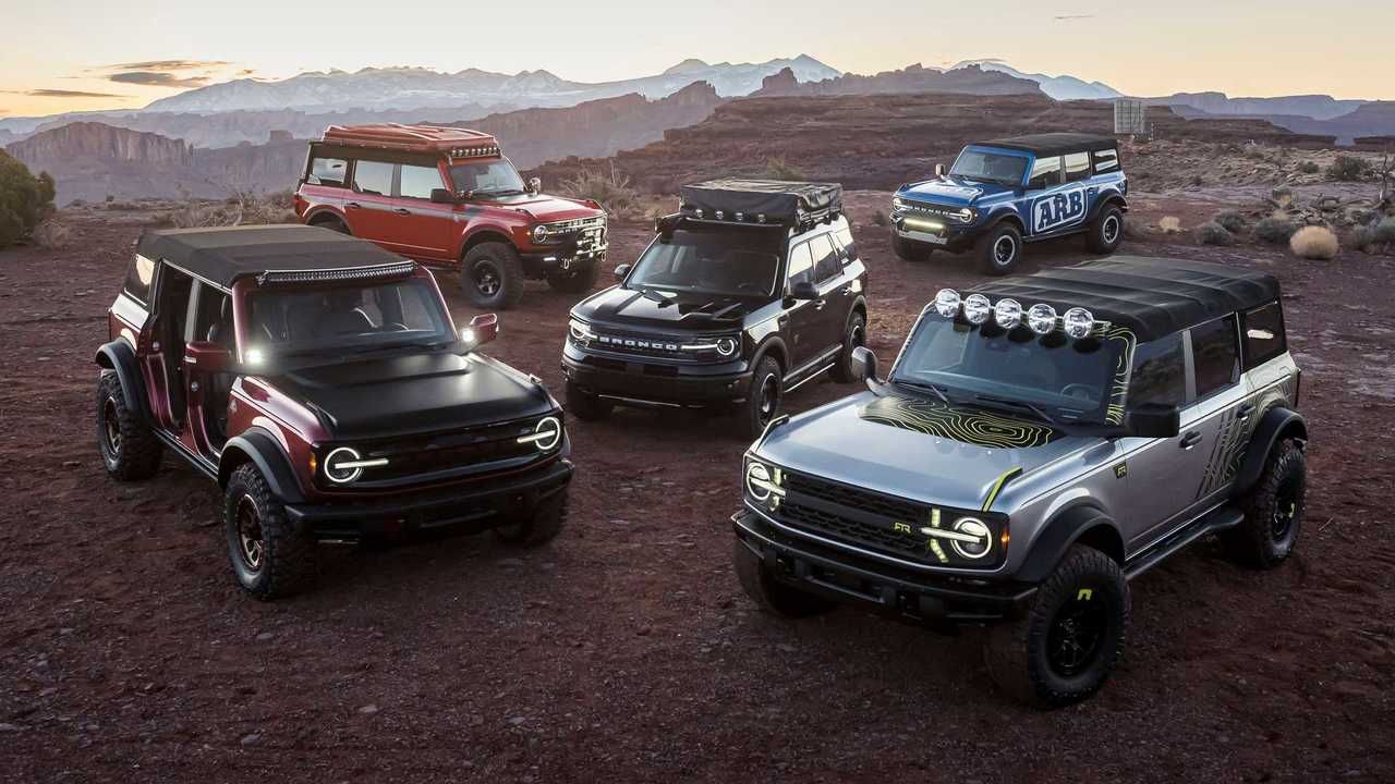 La réplica de Ford al Jeep Easter Safari son varios Bronco cargados de accesorios