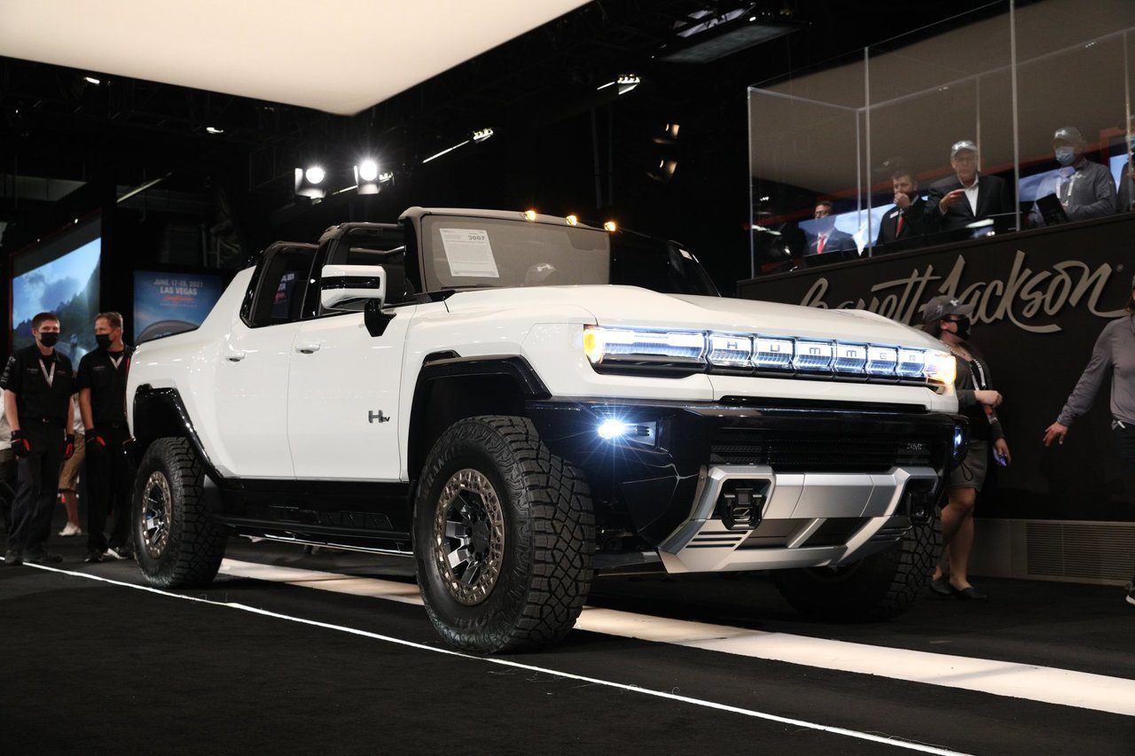 El primer GMC Hummer eléctrico fabricado subastado por 2.5 millones