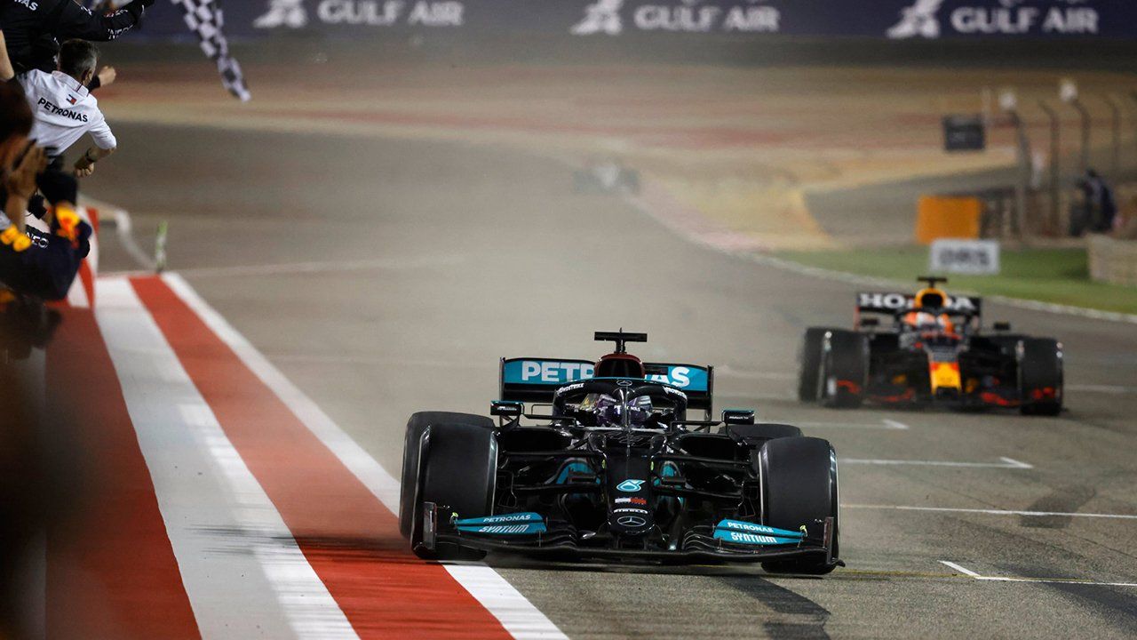 Hamilton le gana el primer duelo a Verstappen y Alonso abandona en su regreso