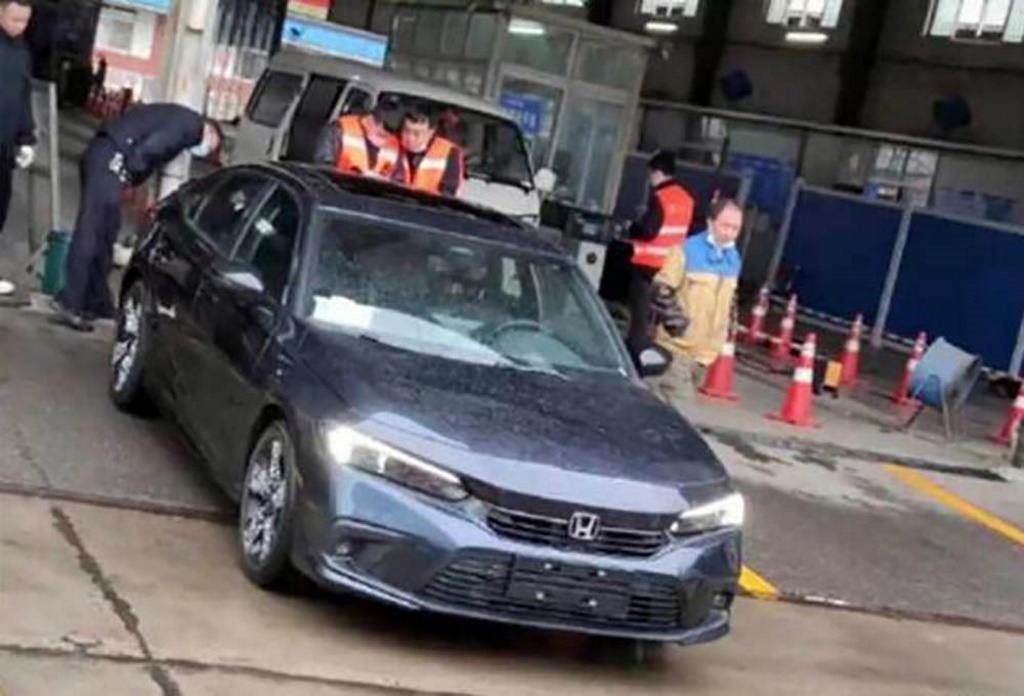 El futuro Honda Civic Sedán 2022 cazado totalmente desnudo en la calle