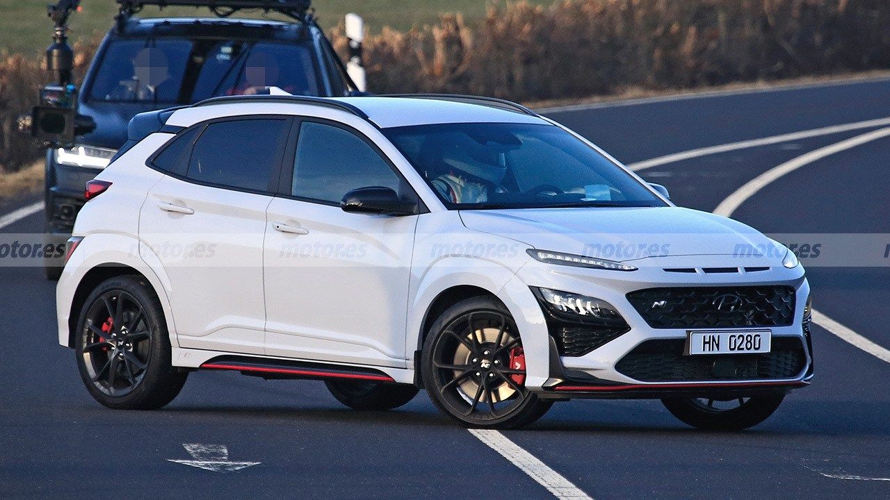 Listo para debutar, el nuevo Hyundai Kona N cazado sin camuflaje