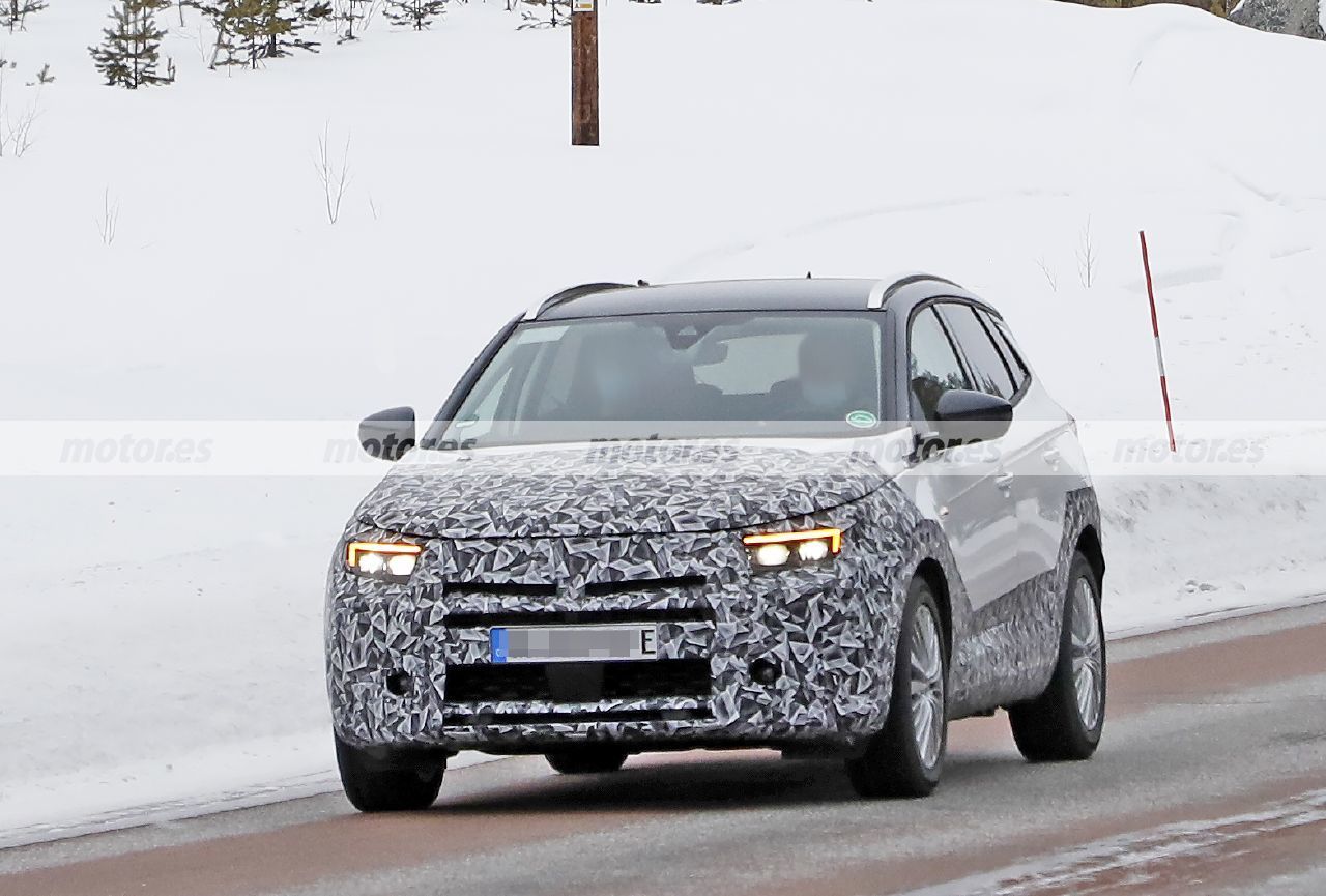 El Opel Grandland Facelift 2022, cazado en fotos espía en las pruebas de invierno