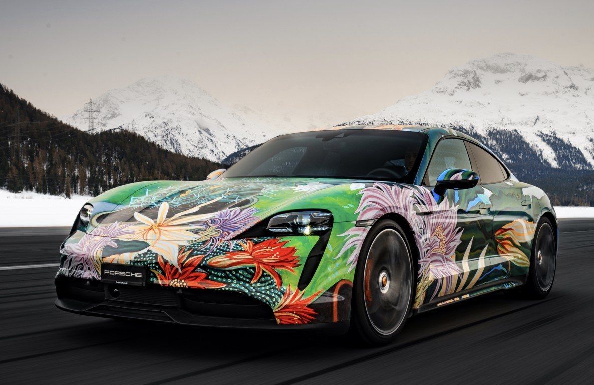 Sale a subasta el Porsche Taycan Artcar, el eléctrico más colorido