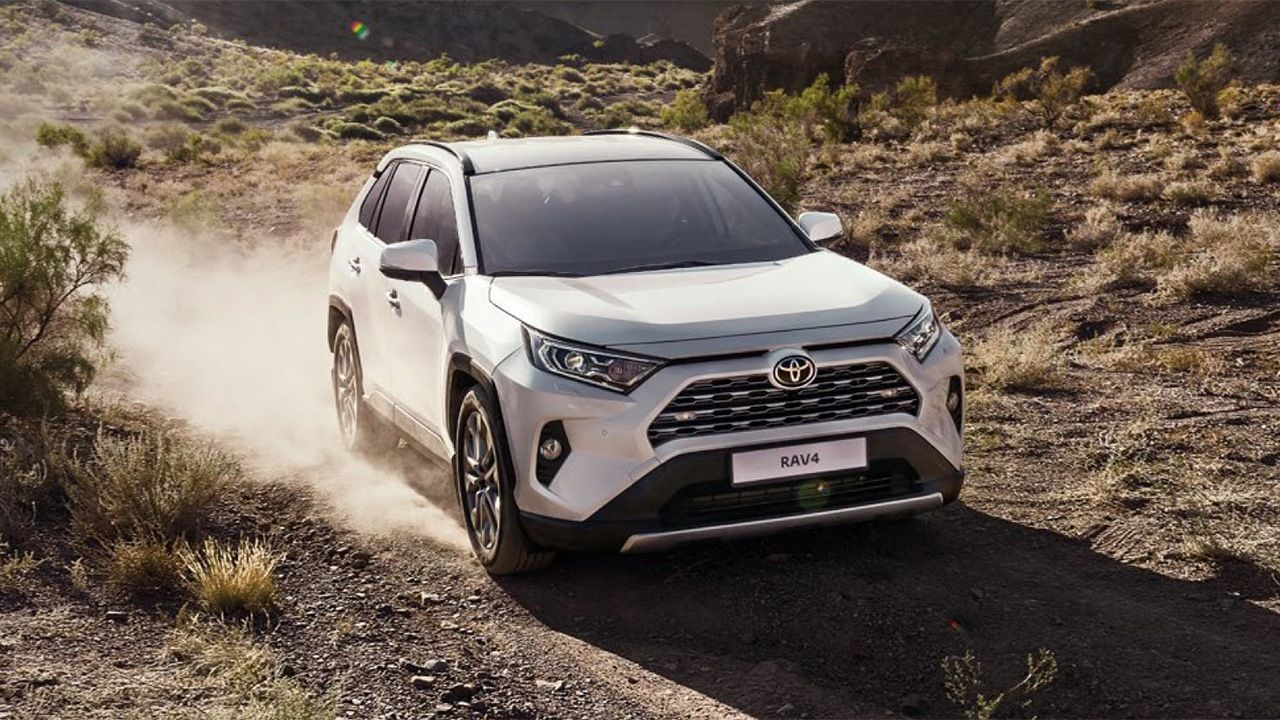 Rusia - Febrero 2021: El Toyota RAV4 mejora y escala puestos