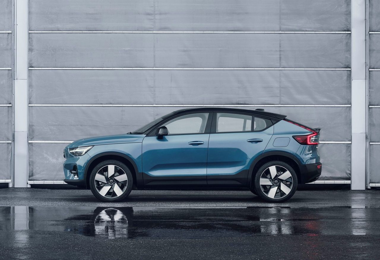 Volvo C40: el primer crossover coupé eléctrico sueco llega con 408 CV y aire familiar