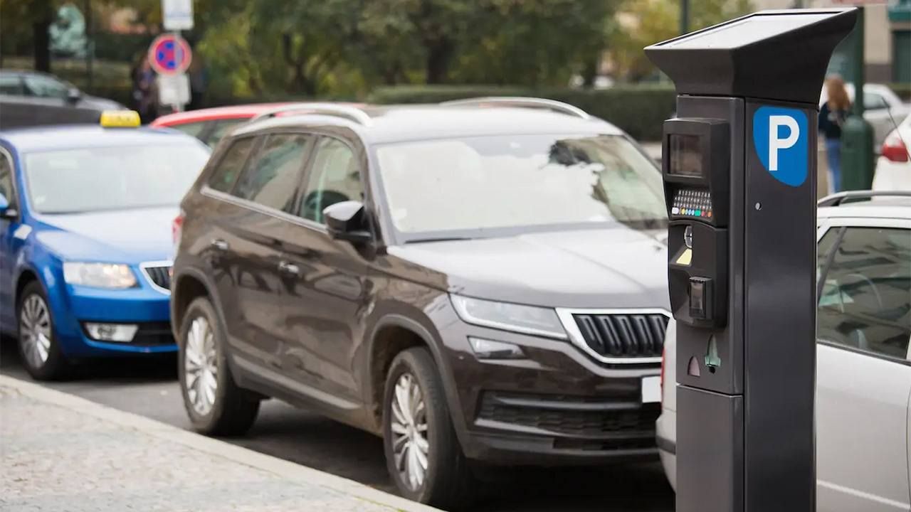 ¿Tienes un coche grande? Prepárate, deberás pagar más por aparcar en la ciudad