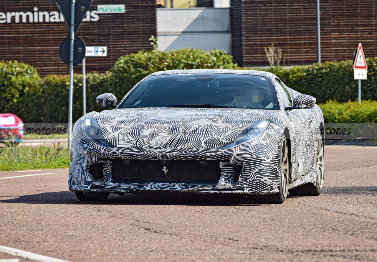 El Ferrari 812 Versione Speciale se deja ver por primera vez con poco camuflaje