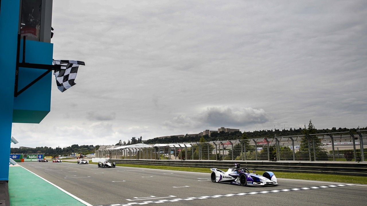 Jake Dennis hace buena su pole y gana la segunda carrera en Valencia