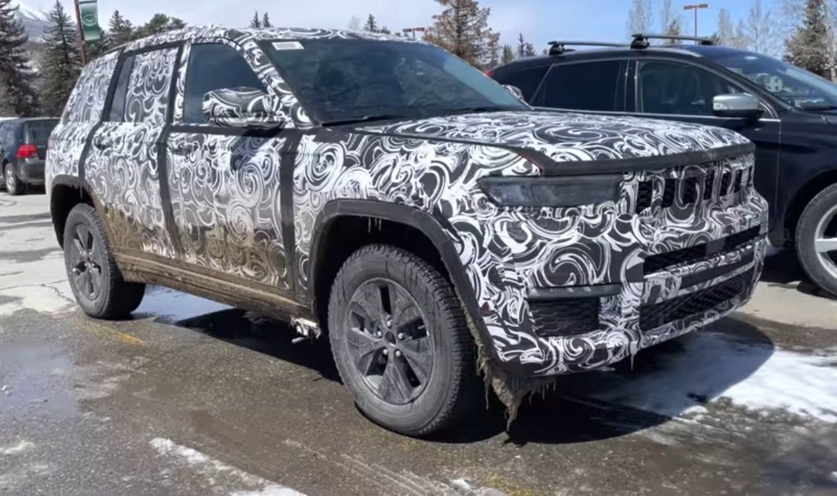 Un prototipo del Jeep Grand Cherokee 4xe PHEV se descubre al rodar en silencio [vídeo]