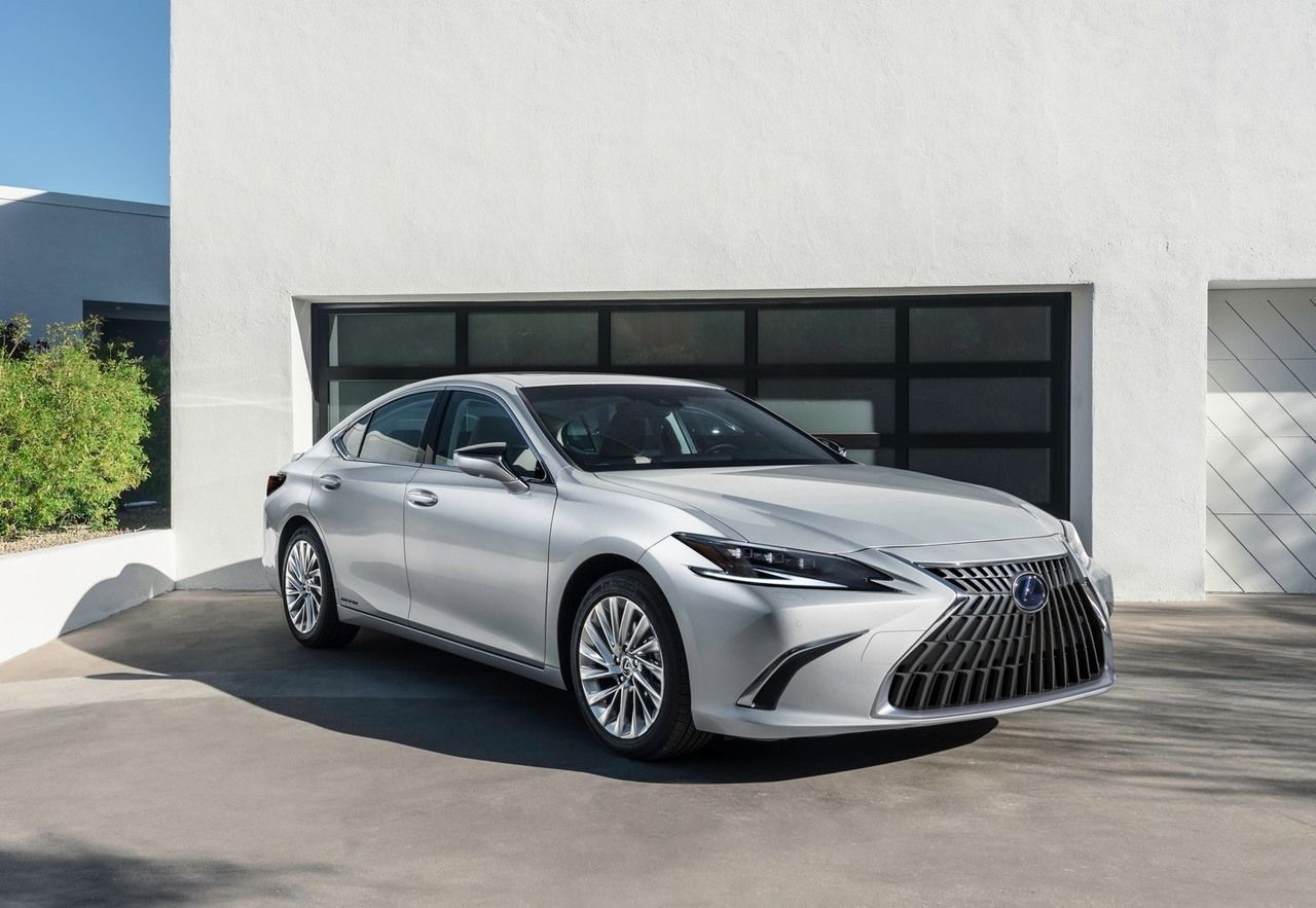 El Lexus ES 2022 llega con ligeros retoques estéticos y una gran pantalla táctil