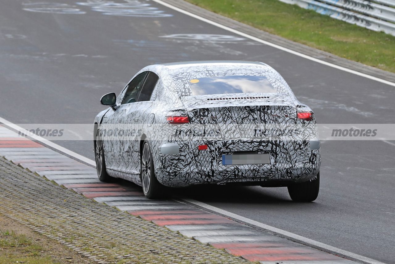 Foto espía Mercedes EQE 2022 en Nürburgring - exterior