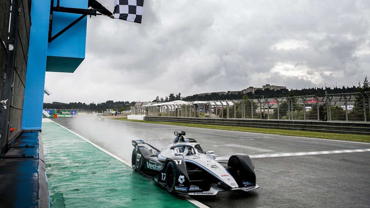 Nyck de Vries gana la esperpéntica primera manga del ePrix de Valencia