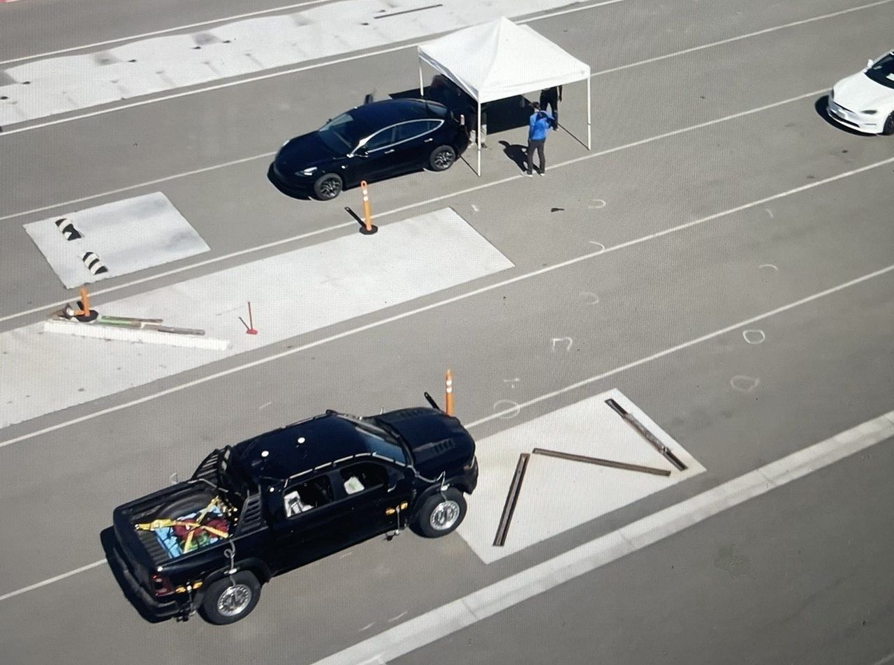 Descubren un RAM 1500 TRX en el interior de la fábrica de Tesla en Fremont