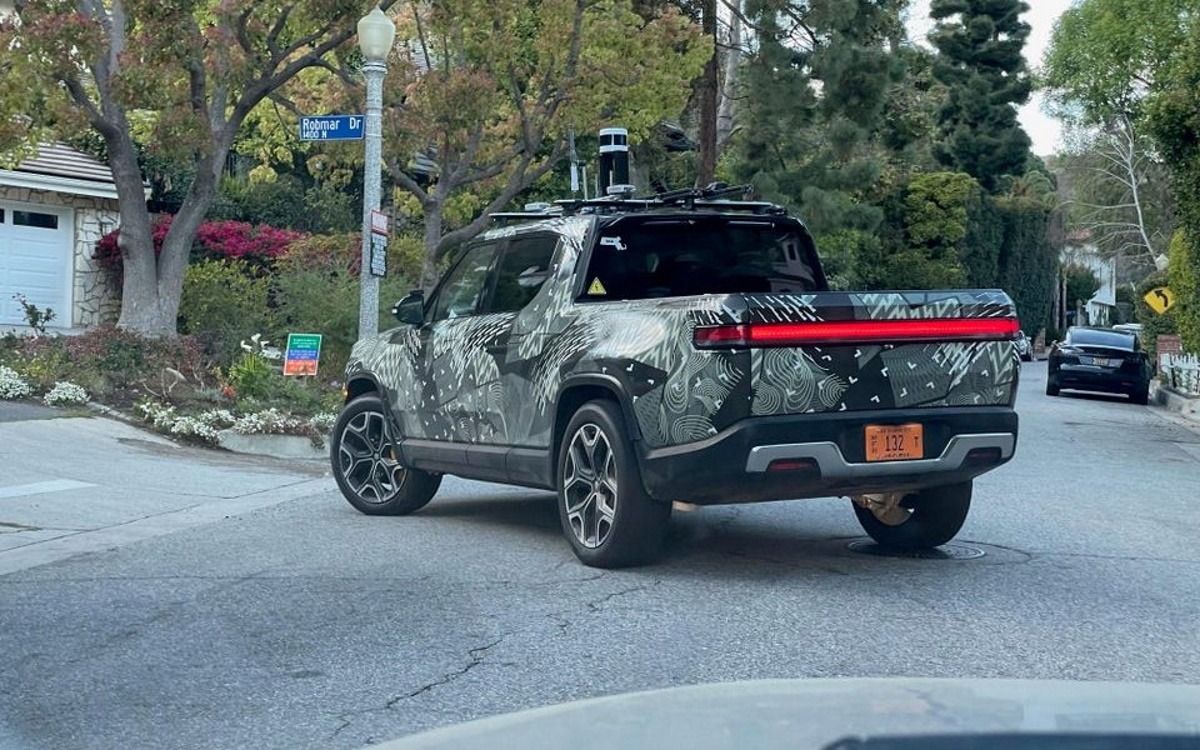 Misterioso prototipo de Rivian cazado probando un enorme LiDAR