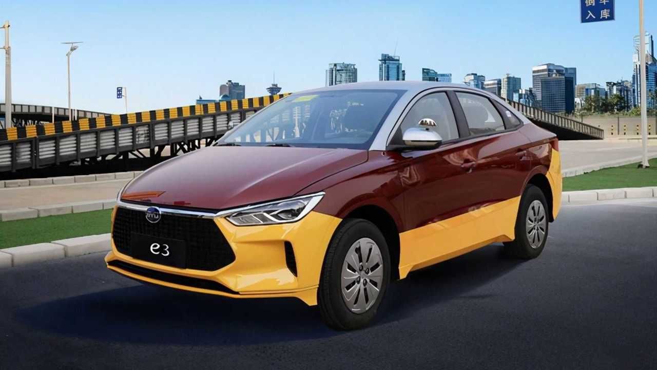 BYD desarrolla un eléctrico con embrague y palanca de cambios manual para autoescuelas