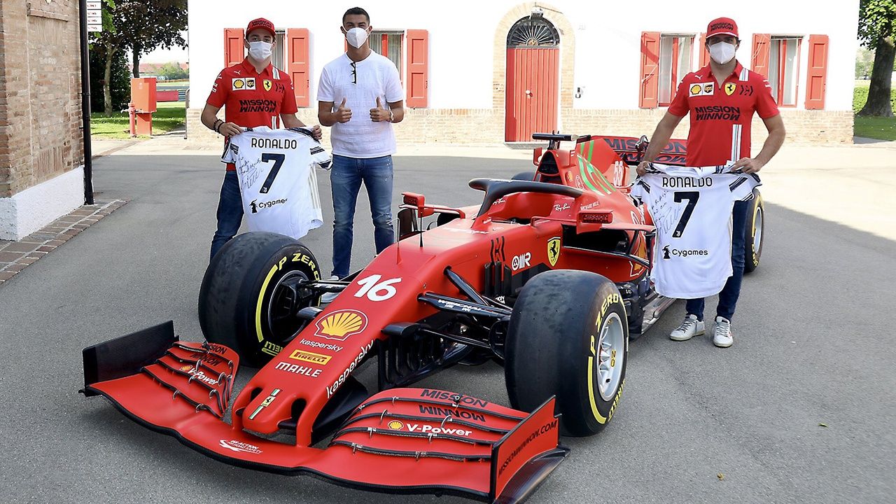 Carlos Sainz y Charles Leclerc reciben una visita muy especial: Cristiano Ronaldo