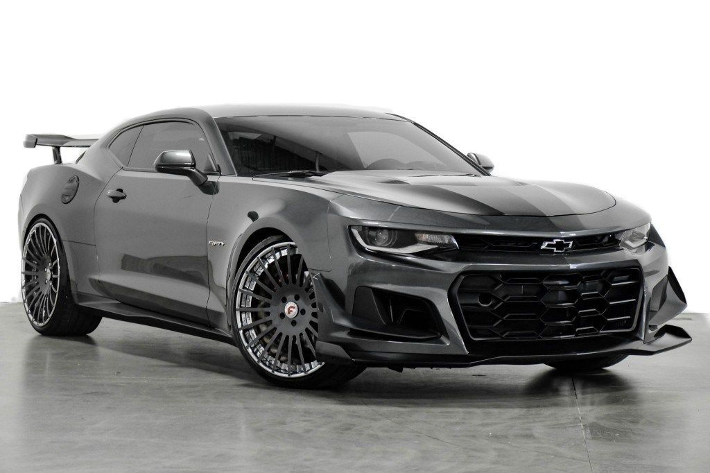 Un Chevrolet Camaro 50th Anniversary preparado para el SEMA a la venta