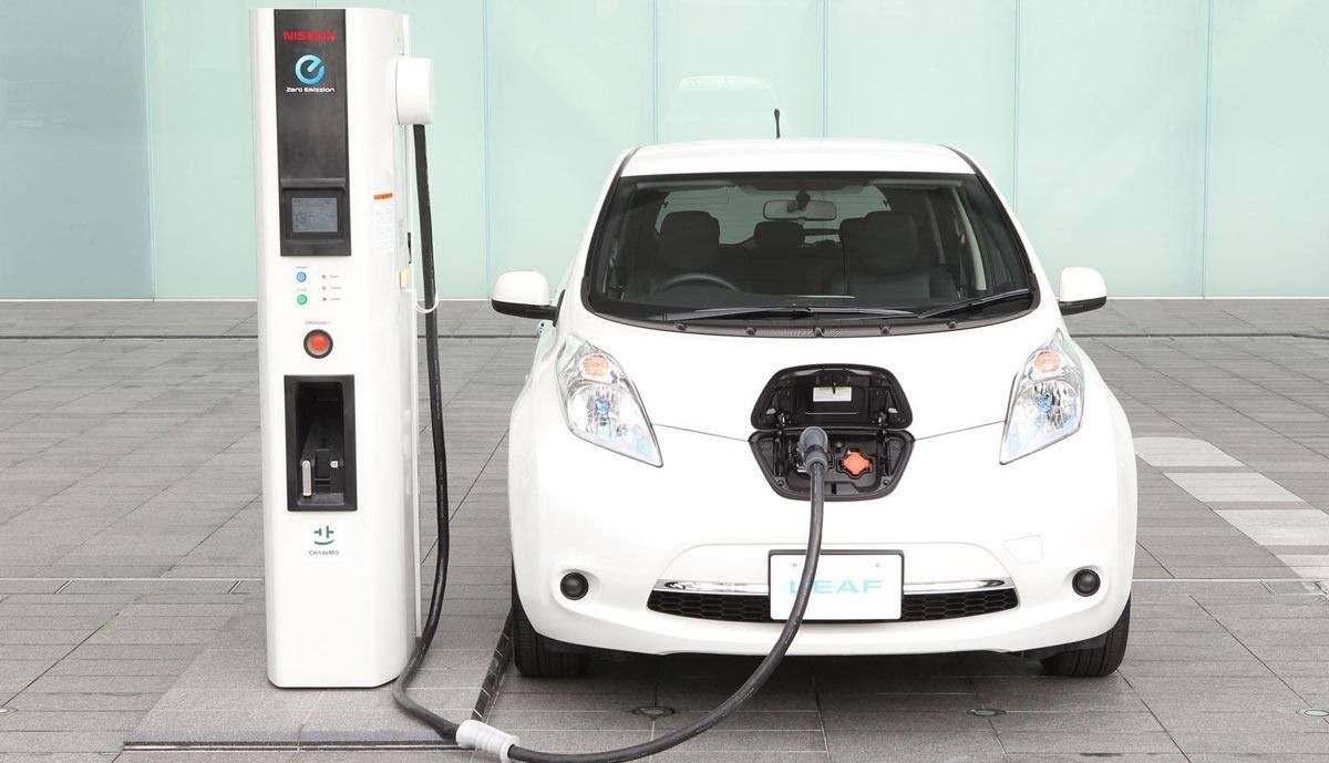 Francia adelanta el adiós al sistema de carga rápida de coches eléctricos CHAdeMO