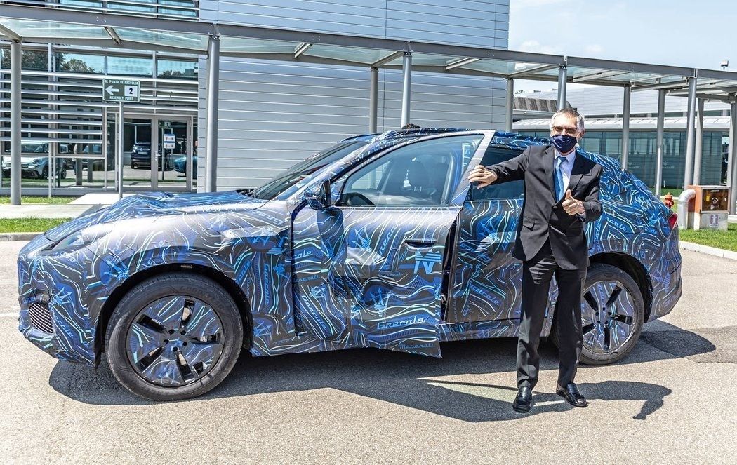 Carlos Tavares prueba el nuevo Maserati Grecale durante una visita a Módena