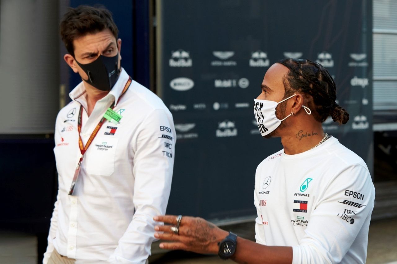 Hamilton no quiere volver a arruinar sus vacaciones y ya piensa en renovar con Mercedes