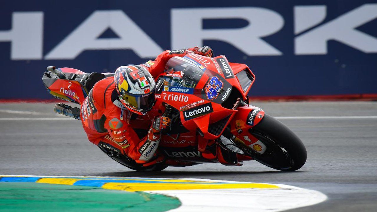 Jack Miller gana en el caos de un GP de Francia pasado por agua