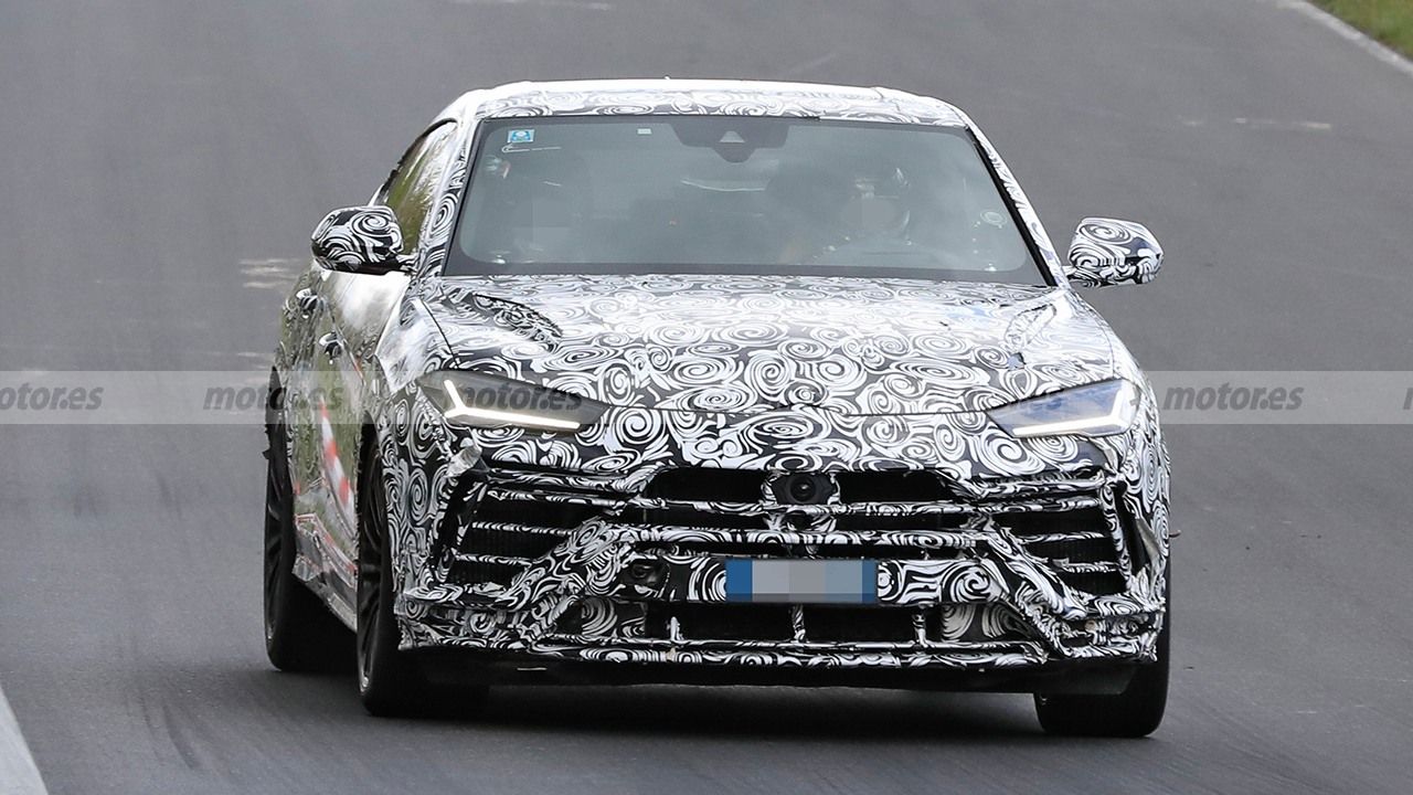 Lamborghini Urus EVO 2022 - foto espía frontal