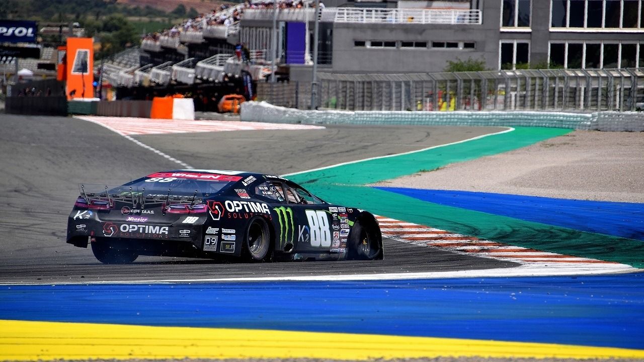 Pinchazo de Alon Day en el Euro Nascar de Cheste