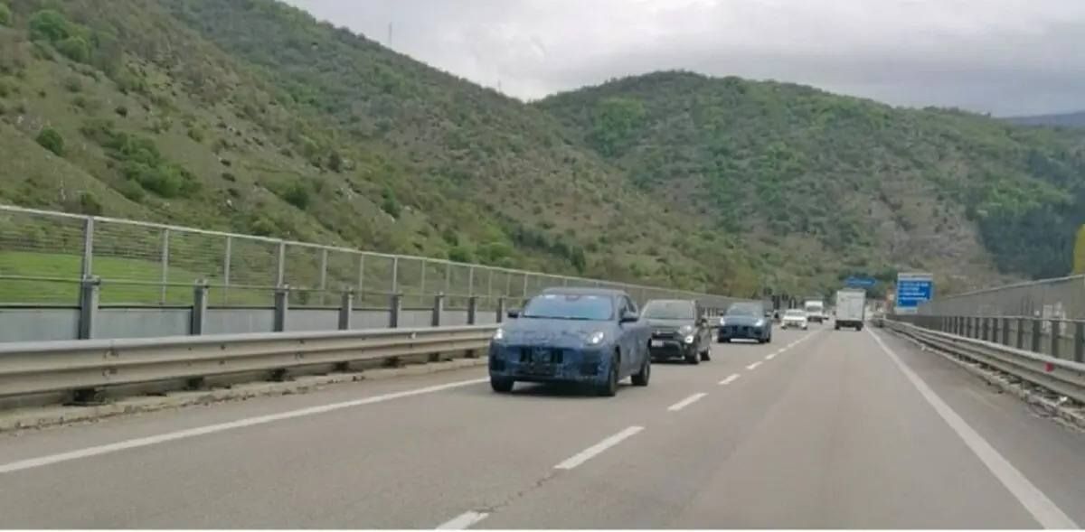 Cazados dos prototipos del nuevo Maserati Grecale en una autopista en Italia