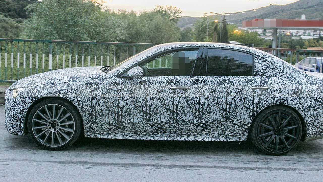 Mercedes-AMG C 43 4MATIC 2021 - foto espía lateral