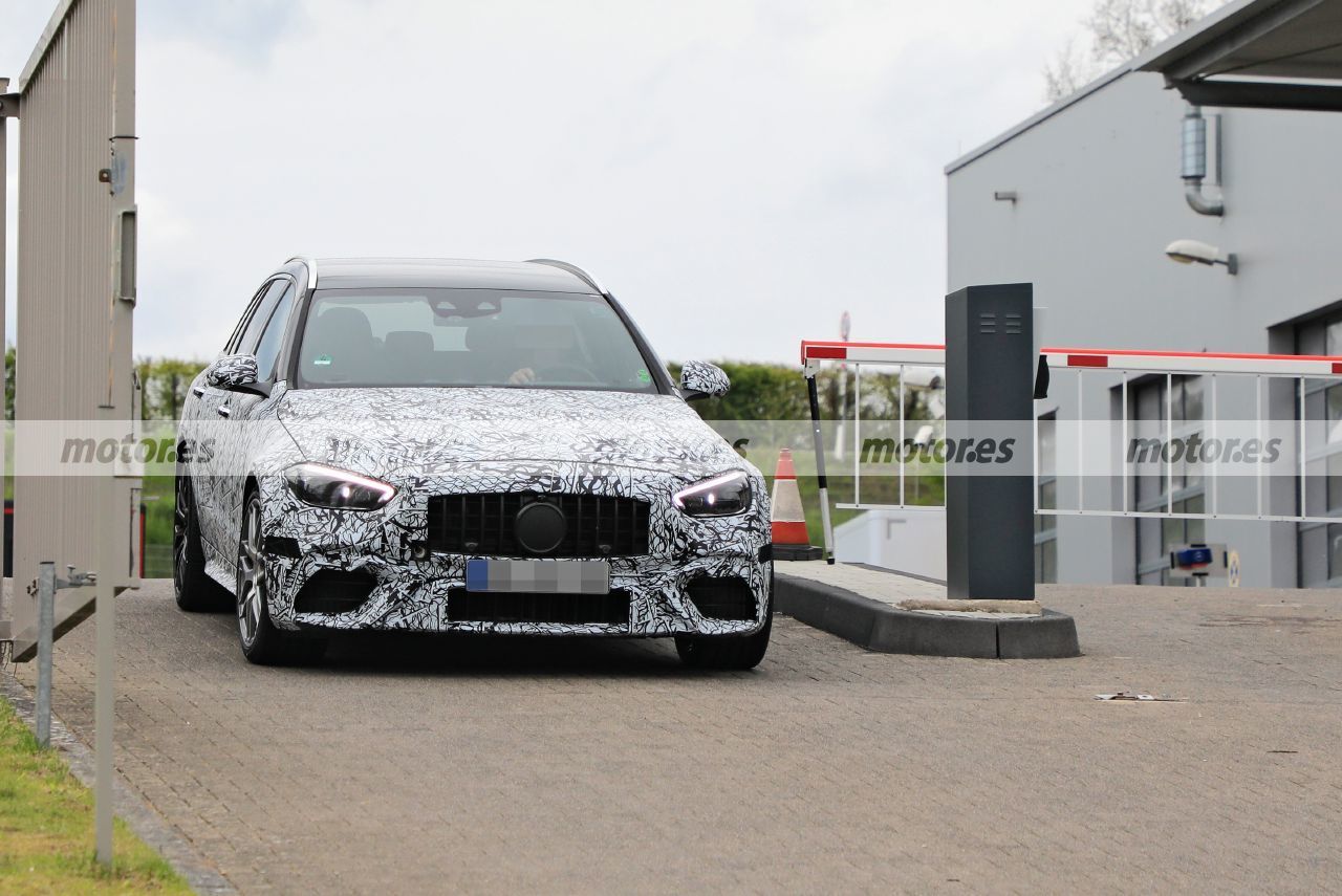 Los prototipos del nuevo Mercedes-AMG C 63 e Estate 2022 pierden camuflaje