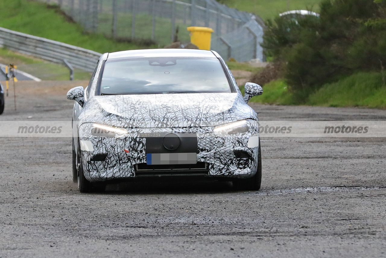 El Mercedes-AMG EQE 2023 debuta en pruebas, fotos espía en Nürburgring