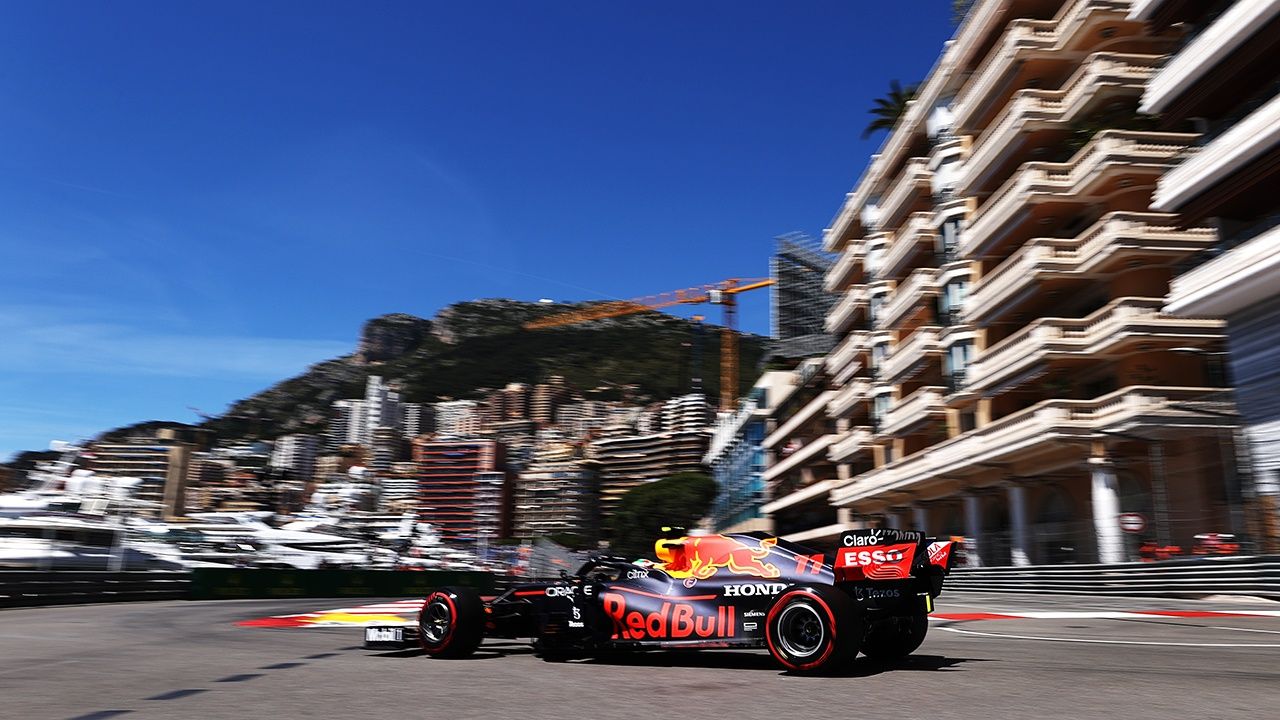 Pérez arranca al frente con un esperanzador 2º de Sainz y un susto de Alonso