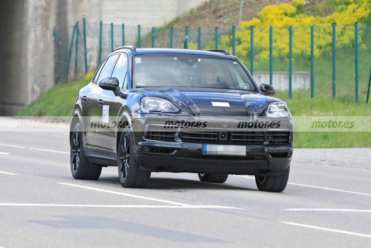 Dos prototipos del Porsche Cayenne Facelift 2023 lucen nuevos detalles en fotos espía