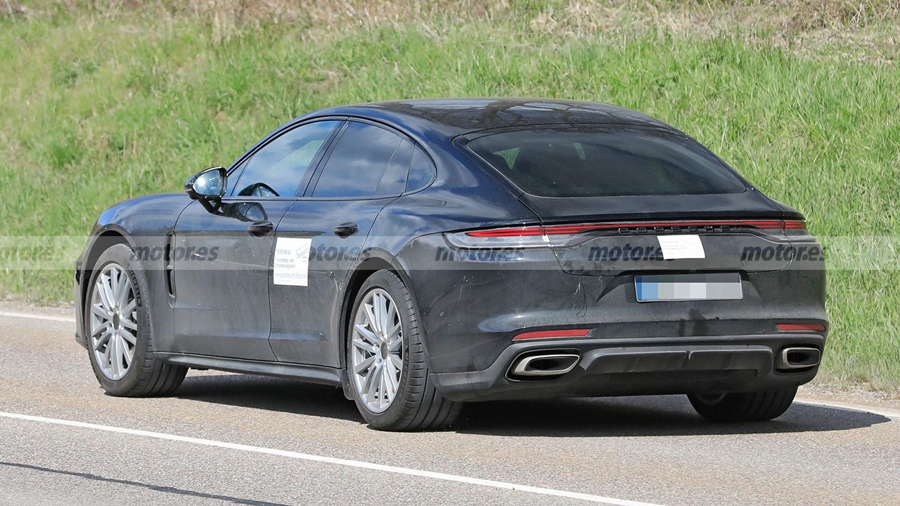 Porsche Panamera 2022 - foto espía posterior