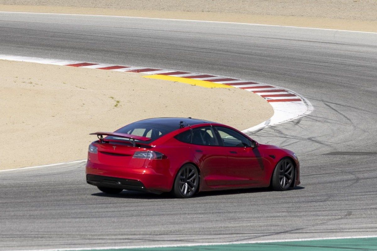 El Tesla Model S Plaid revela su enorme alerón trasero activo en Laguna Seca