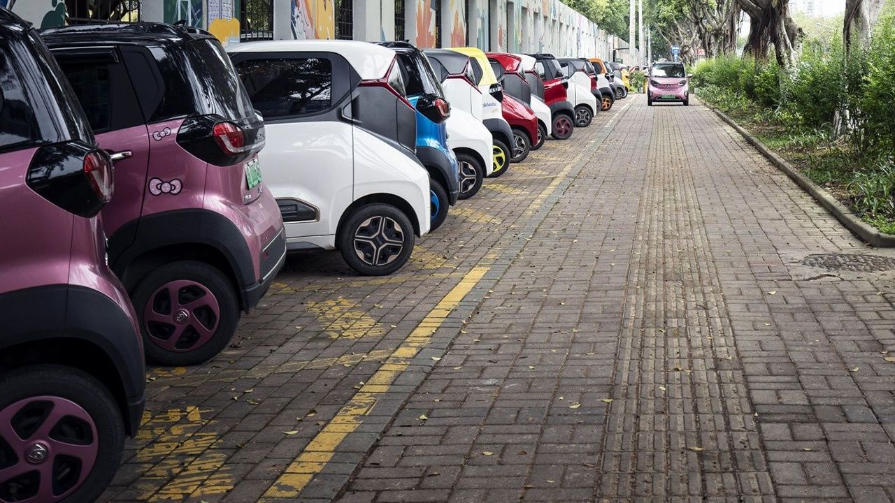 Coches eléctricos estacionados en la ciudad china de Liuzhou