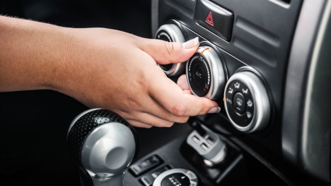 Por qué huele mal el aire acondicionado del coche y cómo eliminarlo